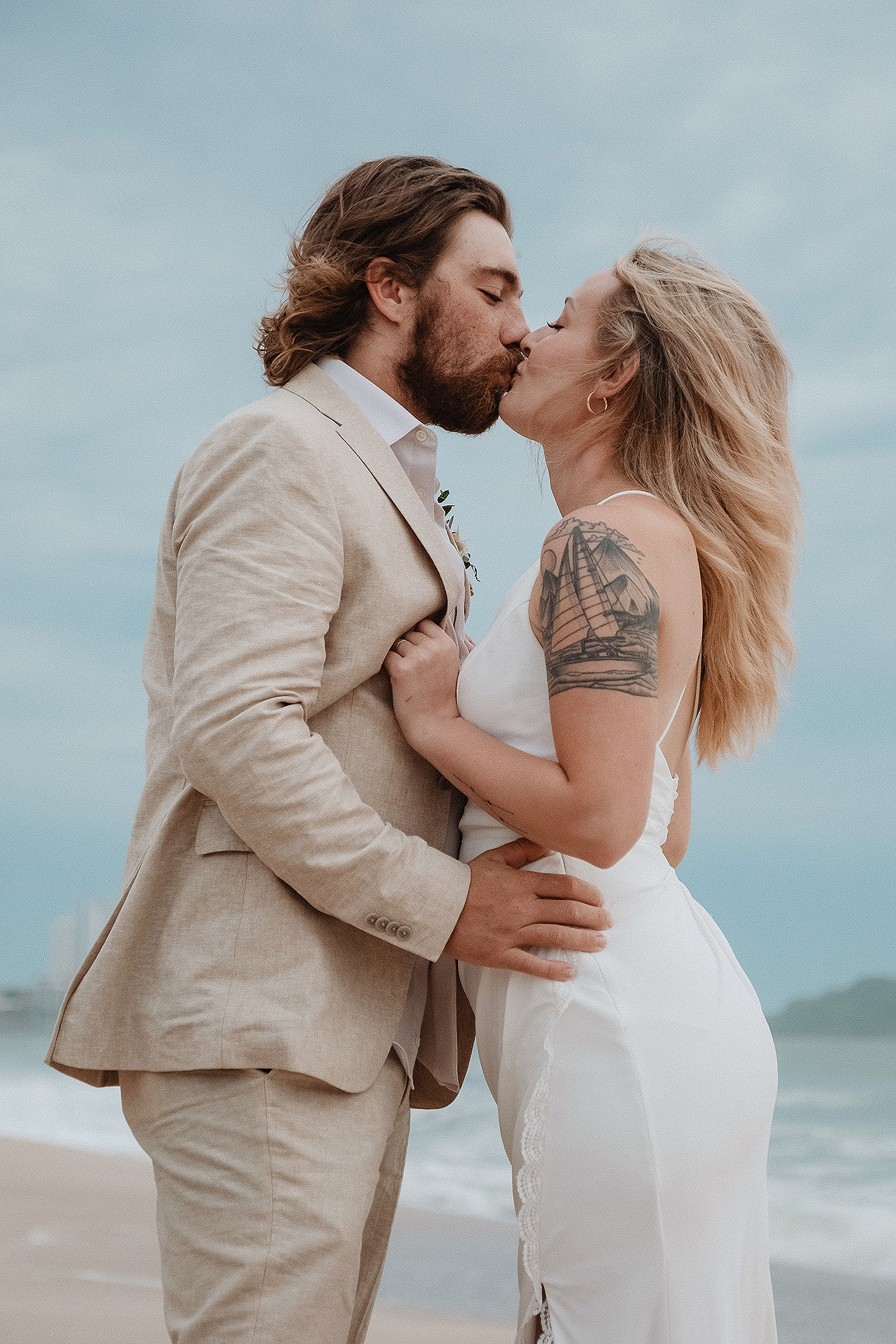 Boda de Rita y Ayden en Mazatlán – Sesión de Compromiso en Playa. Una emotiva propuesta de matrimonio capturada en las hermosas playas de Mazatlán, Sinaloa. Documentamos cada instante de esta sorpresa romántica, desde el momento de la entrega del anillo hasta las expresiones de felicidad, abrazos y caminatas junto al mar. Una sesión de compromiso llena de emociones auténticas, realizada durante el atardecer para aprovechar la mejor luz natural y crear recuerdos inolvidables.