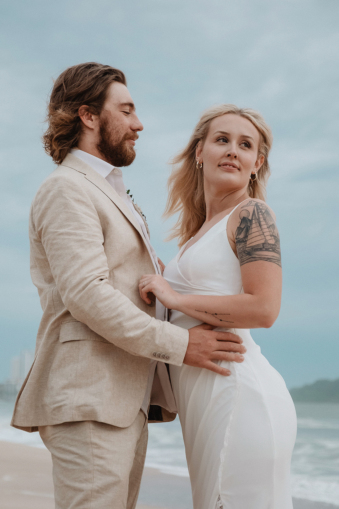 Boda de Rita y Ayden en Mazatlán – Sesión de Compromiso en Playa. Una emotiva propuesta de matrimonio capturada en las hermosas playas de Mazatlán, Sinaloa. Documentamos cada instante de esta sorpresa romántica, desde el momento de la entrega del anillo hasta las expresiones de felicidad, abrazos y caminatas junto al mar. Una sesión de compromiso llena de emociones auténticas, realizada durante el atardecer para aprovechar la mejor luz natural y crear recuerdos inolvidables.