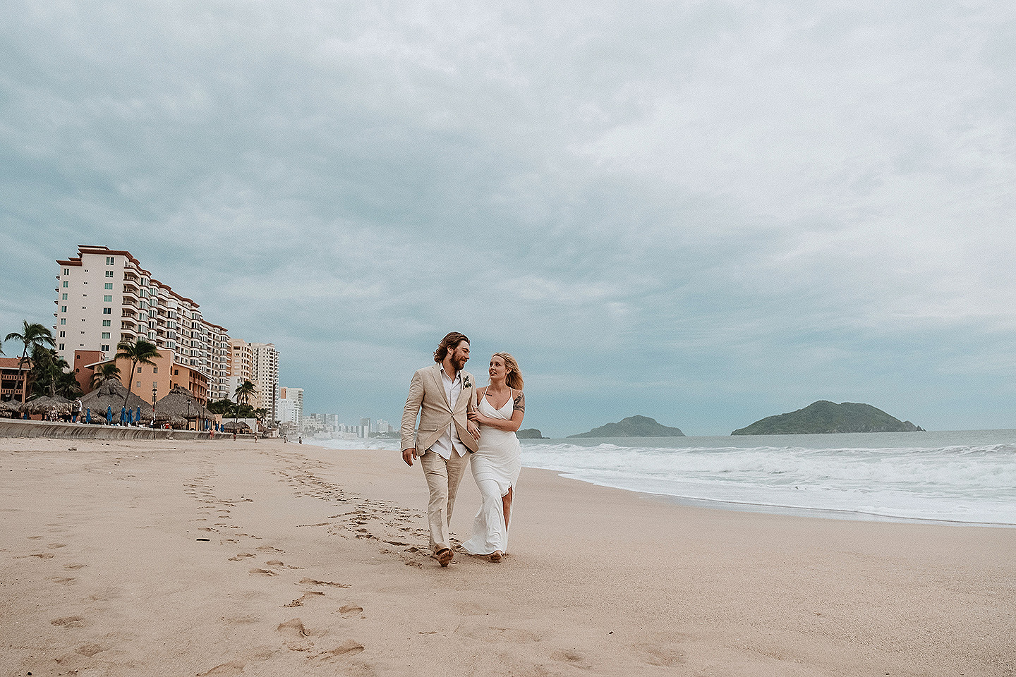 Boda de Rita y Ayden en Mazatlán – Sesión de Compromiso en Playa. Una emotiva propuesta de matrimonio capturada en las hermosas playas de Mazatlán, Sinaloa. Documentamos cada instante de esta sorpresa romántica, desde el momento de la entrega del anillo hasta las expresiones de felicidad, abrazos y caminatas junto al mar. Una sesión de compromiso llena de emociones auténticas, realizada durante el atardecer para aprovechar la mejor luz natural y crear recuerdos inolvidables.