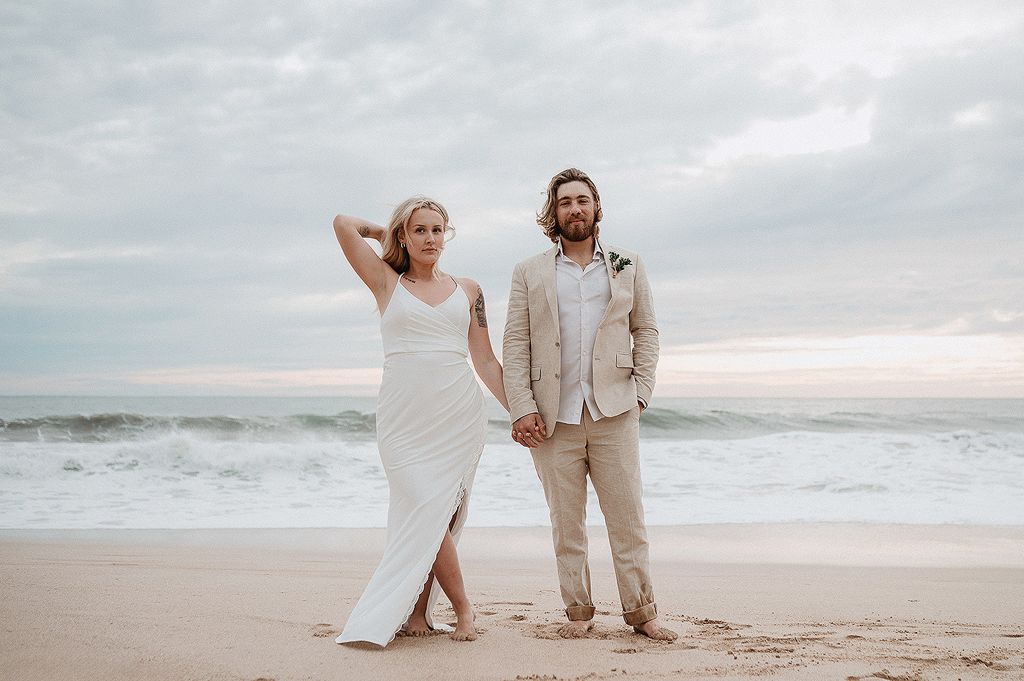 Boda de Rita y Ayden en Mazatlán – Sesión de Compromiso en Playa. Una emotiva propuesta de matrimonio capturada en las hermosas playas de Mazatlán, Sinaloa. Documentamos cada instante de esta sorpresa romántica, desde el momento de la entrega del anillo hasta las expresiones de felicidad, abrazos y caminatas junto al mar. Una sesión de compromiso llena de emociones auténticas, realizada durante el atardecer para aprovechar la mejor luz natural y crear recuerdos inolvidables.