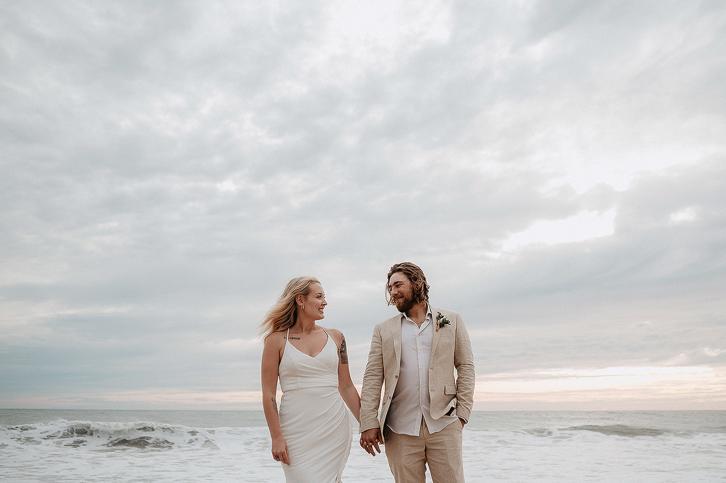 Boda de Rita y Ayden en Mazatlán – Sesión de Compromiso en Playa. Una emotiva propuesta de matrimonio capturada en las hermosas playas de Mazatlán, Sinaloa. Documentamos cada instante de esta sorpresa romántica, desde el momento de la entrega del anillo hasta las expresiones de felicidad, abrazos y caminatas junto al mar. Una sesión de compromiso llena de emociones auténticas, realizada durante el atardecer para aprovechar la mejor luz natural y crear recuerdos inolvidables.