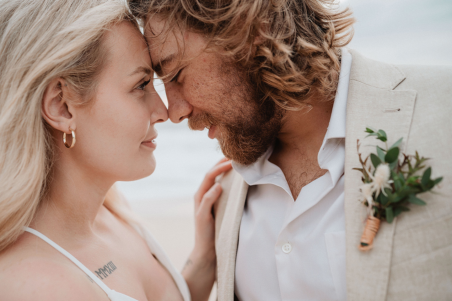 Boda de Rita y Ayden en Mazatlán – Sesión de Compromiso en Playa. Una emotiva propuesta de matrimonio capturada en las hermosas playas de Mazatlán, Sinaloa. Documentamos cada instante de esta sorpresa romántica, desde el momento de la entrega del anillo hasta las expresiones de felicidad, abrazos y caminatas junto al mar. Una sesión de compromiso llena de emociones auténticas, realizada durante el atardecer para aprovechar la mejor luz natural y crear recuerdos inolvidables.
