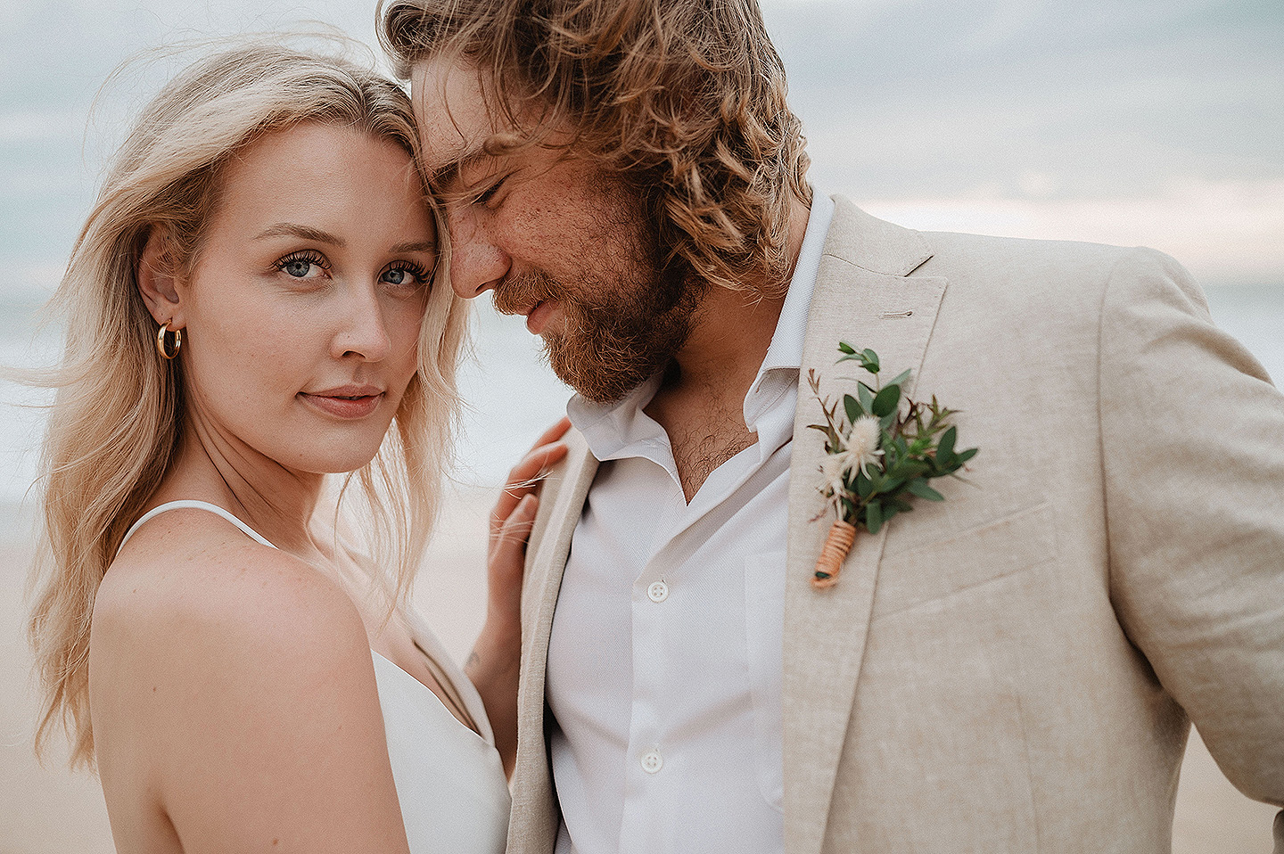 Boda de Rita y Ayden en Mazatlán – Sesión de Compromiso en Playa. Una emotiva propuesta de matrimonio capturada en las hermosas playas de Mazatlán, Sinaloa. Documentamos cada instante de esta sorpresa romántica, desde el momento de la entrega del anillo hasta las expresiones de felicidad, abrazos y caminatas junto al mar. Una sesión de compromiso llena de emociones auténticas, realizada durante el atardecer para aprovechar la mejor luz natural y crear recuerdos inolvidables.