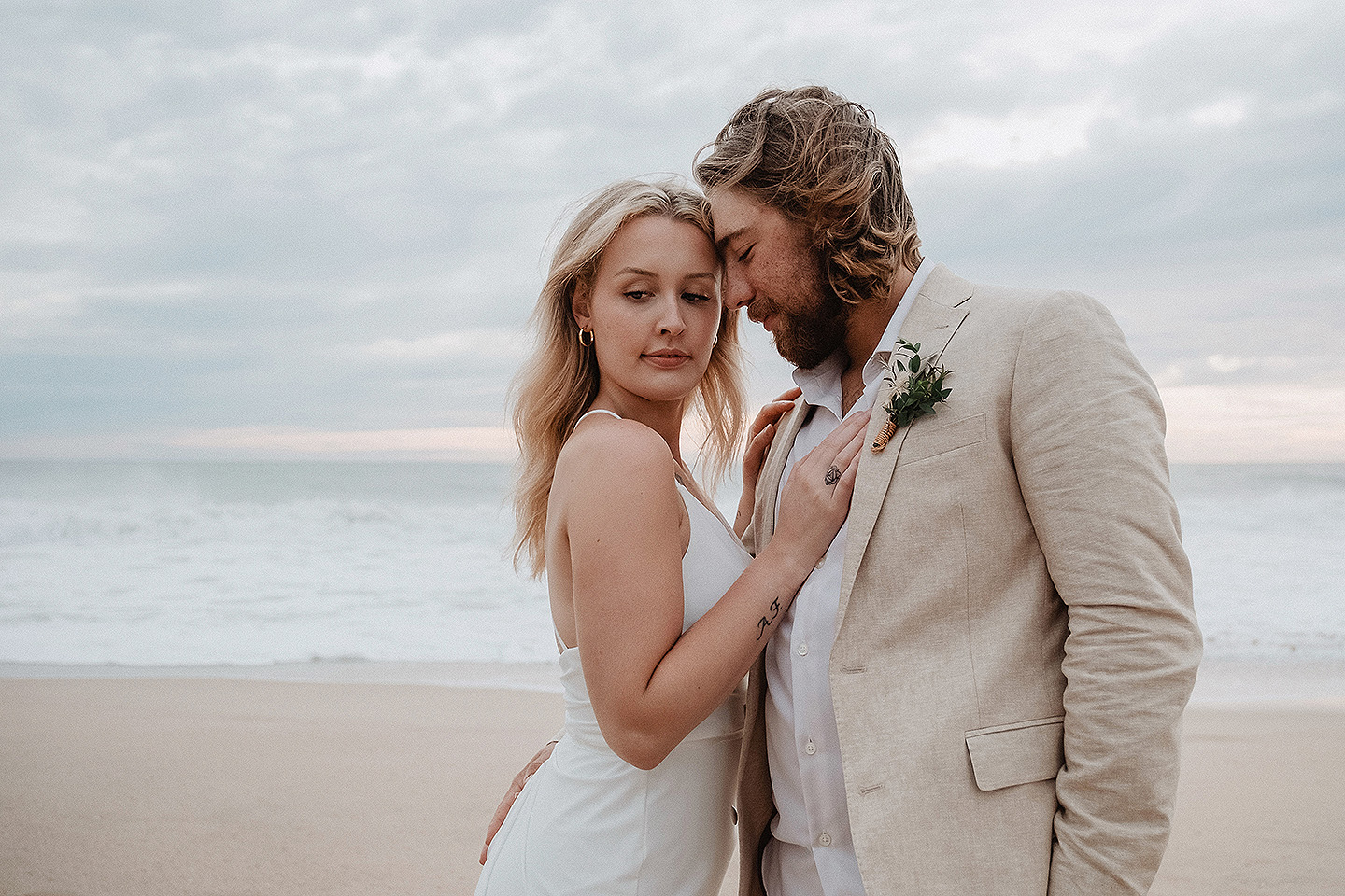 Boda de Rita y Ayden en Mazatlán – Sesión de Compromiso en Playa. Una emotiva propuesta de matrimonio capturada en las hermosas playas de Mazatlán, Sinaloa. Documentamos cada instante de esta sorpresa romántica, desde el momento de la entrega del anillo hasta las expresiones de felicidad, abrazos y caminatas junto al mar. Una sesión de compromiso llena de emociones auténticas, realizada durante el atardecer para aprovechar la mejor luz natural y crear recuerdos inolvidables.