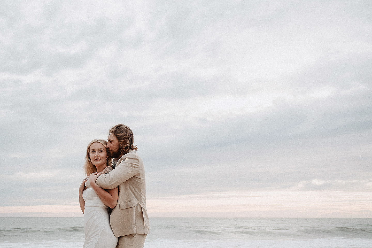 Boda de Rita y Ayden en Mazatlán – Sesión de Compromiso en Playa. Una emotiva propuesta de matrimonio capturada en las hermosas playas de Mazatlán, Sinaloa. Documentamos cada instante de esta sorpresa romántica, desde el momento de la entrega del anillo hasta las expresiones de felicidad, abrazos y caminatas junto al mar. Una sesión de compromiso llena de emociones auténticas, realizada durante el atardecer para aprovechar la mejor luz natural y crear recuerdos inolvidables.