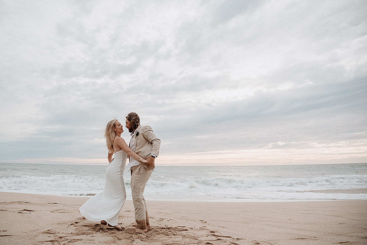 Boda de Rita y Ayden en Mazatlán – Sesión de Compromiso en Playa. Una emotiva propuesta de matrimonio capturada en las hermosas playas de Mazatlán, Sinaloa. Documentamos cada instante de esta sorpresa romántica, desde el momento de la entrega del anillo hasta las expresiones de felicidad, abrazos y caminatas junto al mar. Una sesión de compromiso llena de emociones auténticas, realizada durante el atardecer para aprovechar la mejor luz natural y crear recuerdos inolvidables.