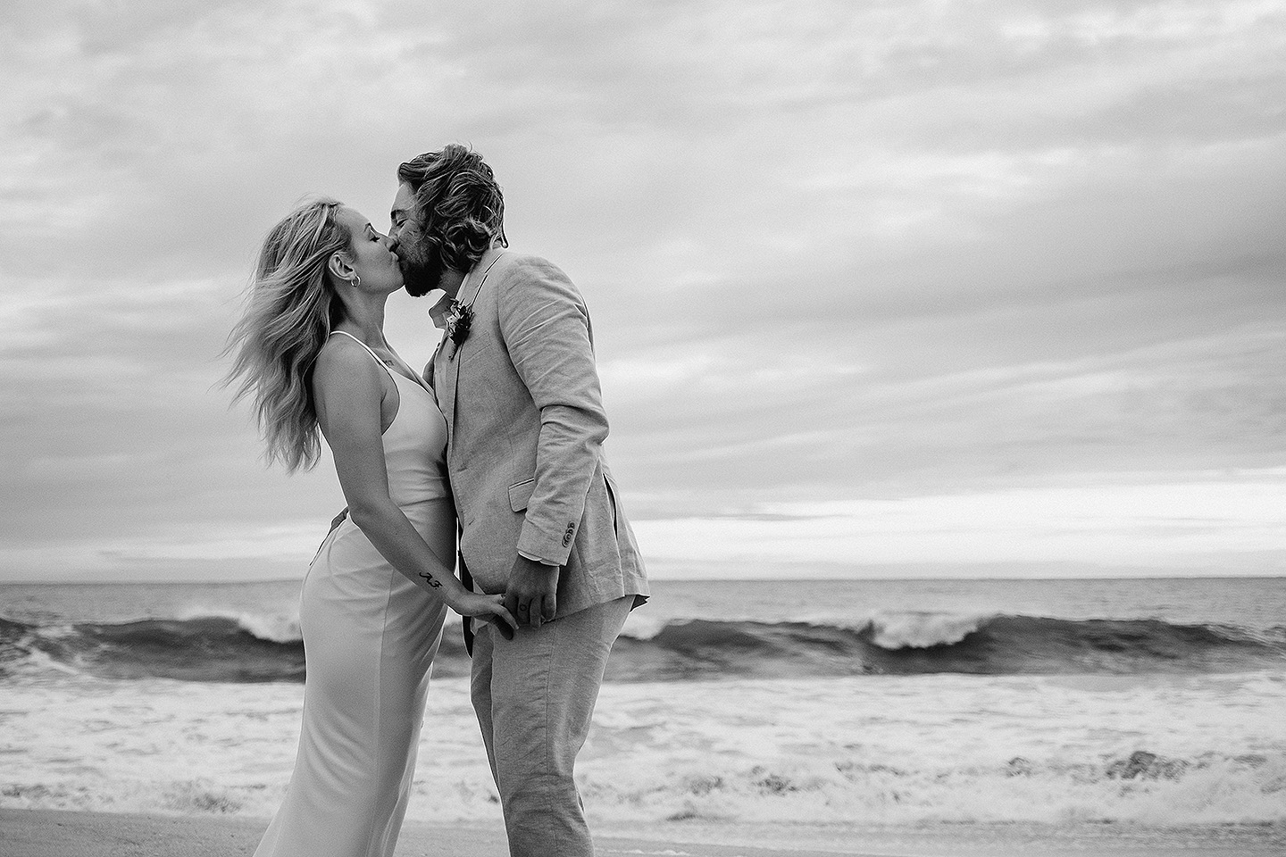 Boda de Rita y Ayden en Mazatlán – Sesión de Compromiso en Playa. Una emotiva propuesta de matrimonio capturada en las hermosas playas de Mazatlán, Sinaloa. Documentamos cada instante de esta sorpresa romántica, desde el momento de la entrega del anillo hasta las expresiones de felicidad, abrazos y caminatas junto al mar. Una sesión de compromiso llena de emociones auténticas, realizada durante el atardecer para aprovechar la mejor luz natural y crear recuerdos inolvidables.