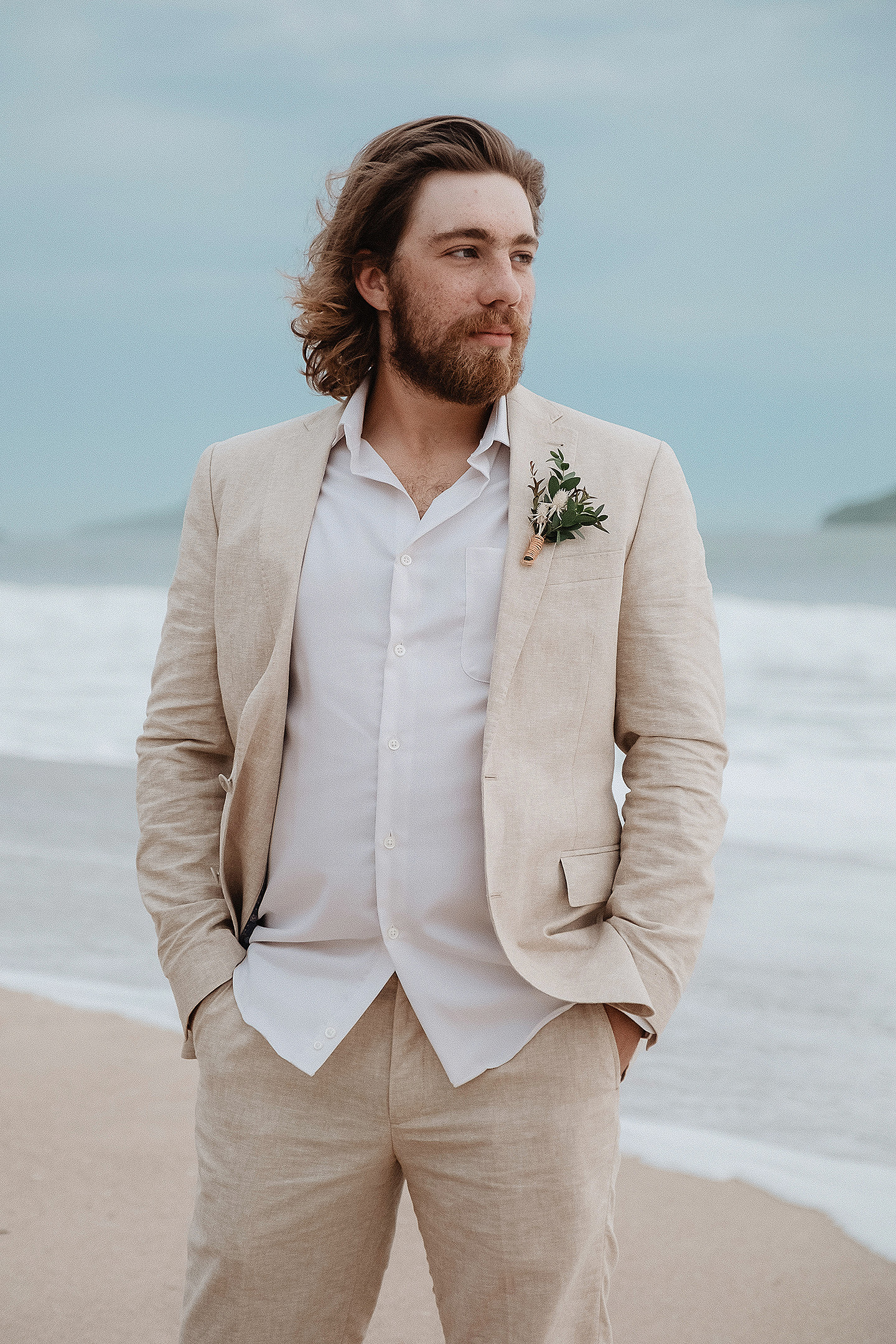 Boda de Rita y Ayden en Mazatlán – Sesión de Compromiso en Playa. Una emotiva propuesta de matrimonio capturada en las hermosas playas de Mazatlán, Sinaloa. Documentamos cada instante de esta sorpresa romántica, desde el momento de la entrega del anillo hasta las expresiones de felicidad, abrazos y caminatas junto al mar. Una sesión de compromiso llena de emociones auténticas, realizada durante el atardecer para aprovechar la mejor luz natural y crear recuerdos inolvidables.