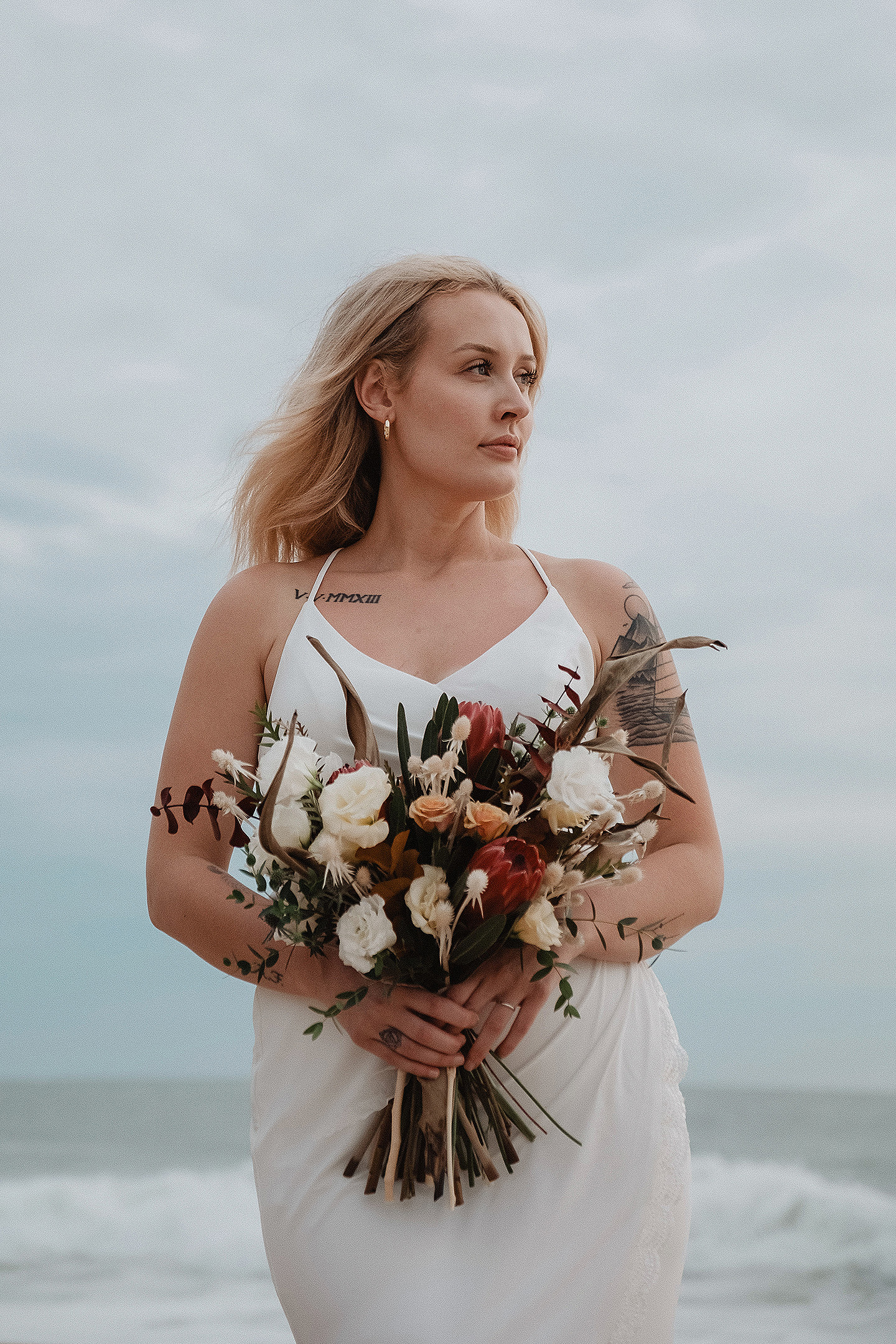 Boda de Rita y Ayden en Mazatlán – Sesión de Compromiso en Playa. Una emotiva propuesta de matrimonio capturada en las hermosas playas de Mazatlán, Sinaloa. Documentamos cada instante de esta sorpresa romántica, desde el momento de la entrega del anillo hasta las expresiones de felicidad, abrazos y caminatas junto al mar. Una sesión de compromiso llena de emociones auténticas, realizada durante el atardecer para aprovechar la mejor luz natural y crear recuerdos inolvidables.