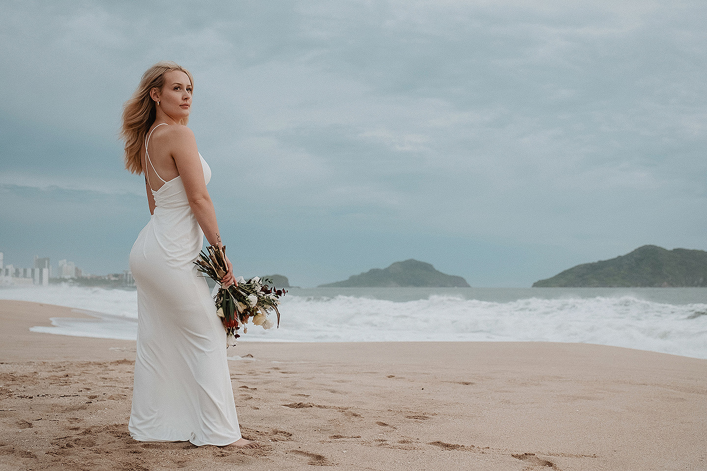 Boda de Rita y Ayden en Mazatlán – Sesión de Compromiso en Playa. Una emotiva propuesta de matrimonio capturada en las hermosas playas de Mazatlán, Sinaloa. Documentamos cada instante de esta sorpresa romántica, desde el momento de la entrega del anillo hasta las expresiones de felicidad, abrazos y caminatas junto al mar. Una sesión de compromiso llena de emociones auténticas, realizada durante el atardecer para aprovechar la mejor luz natural y crear recuerdos inolvidables.