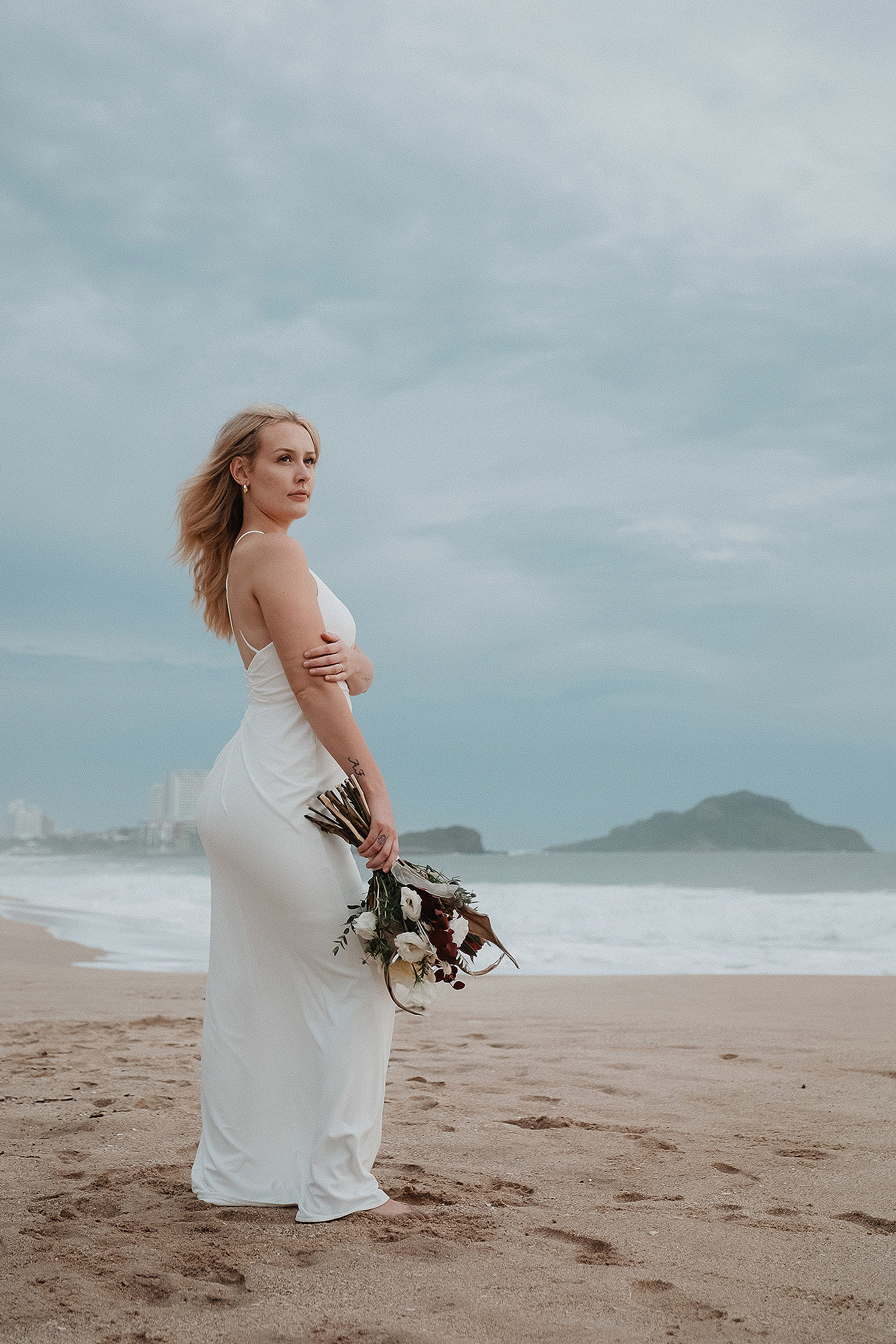 Boda de Rita y Ayden en Mazatlán – Sesión de Compromiso en Playa. Una emotiva propuesta de matrimonio capturada en las hermosas playas de Mazatlán, Sinaloa. Documentamos cada instante de esta sorpresa romántica, desde el momento de la entrega del anillo hasta las expresiones de felicidad, abrazos y caminatas junto al mar. Una sesión de compromiso llena de emociones auténticas, realizada durante el atardecer para aprovechar la mejor luz natural y crear recuerdos inolvidables.