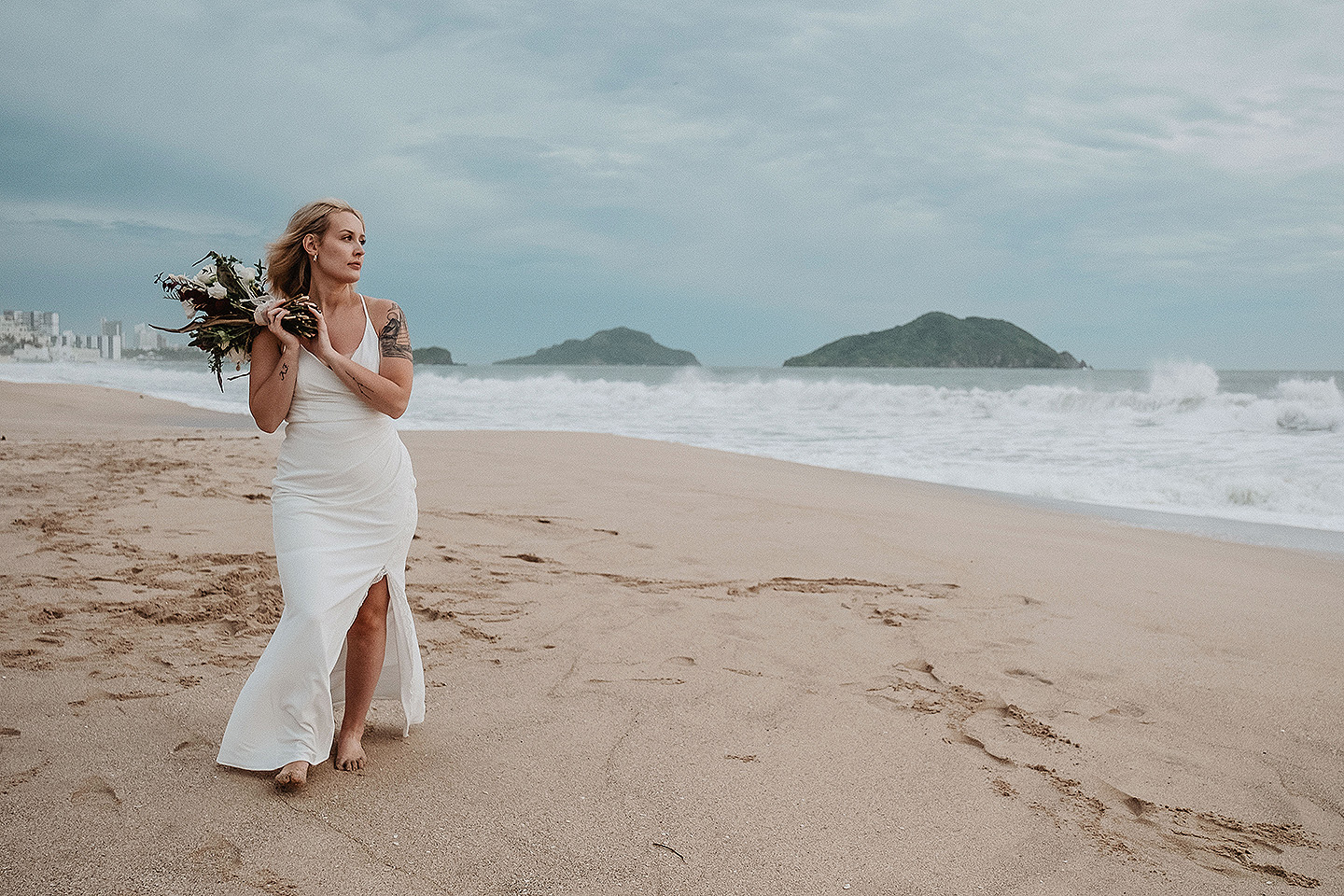 Boda de Rita y Ayden en Mazatlán – Sesión de Compromiso en Playa. Una emotiva propuesta de matrimonio capturada en las hermosas playas de Mazatlán, Sinaloa. Documentamos cada instante de esta sorpresa romántica, desde el momento de la entrega del anillo hasta las expresiones de felicidad, abrazos y caminatas junto al mar. Una sesión de compromiso llena de emociones auténticas, realizada durante el atardecer para aprovechar la mejor luz natural y crear recuerdos inolvidables.