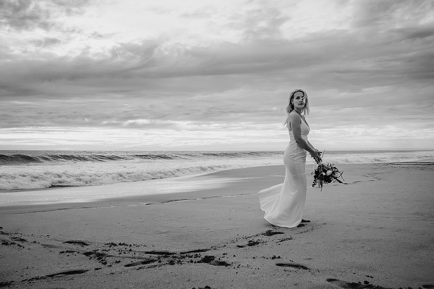 Boda de Rita y Ayden en Mazatlán – Sesión de Compromiso en Playa. Una emotiva propuesta de matrimonio capturada en las hermosas playas de Mazatlán, Sinaloa. Documentamos cada instante de esta sorpresa romántica, desde el momento de la entrega del anillo hasta las expresiones de felicidad, abrazos y caminatas junto al mar. Una sesión de compromiso llena de emociones auténticas, realizada durante el atardecer para aprovechar la mejor luz natural y crear recuerdos inolvidables.