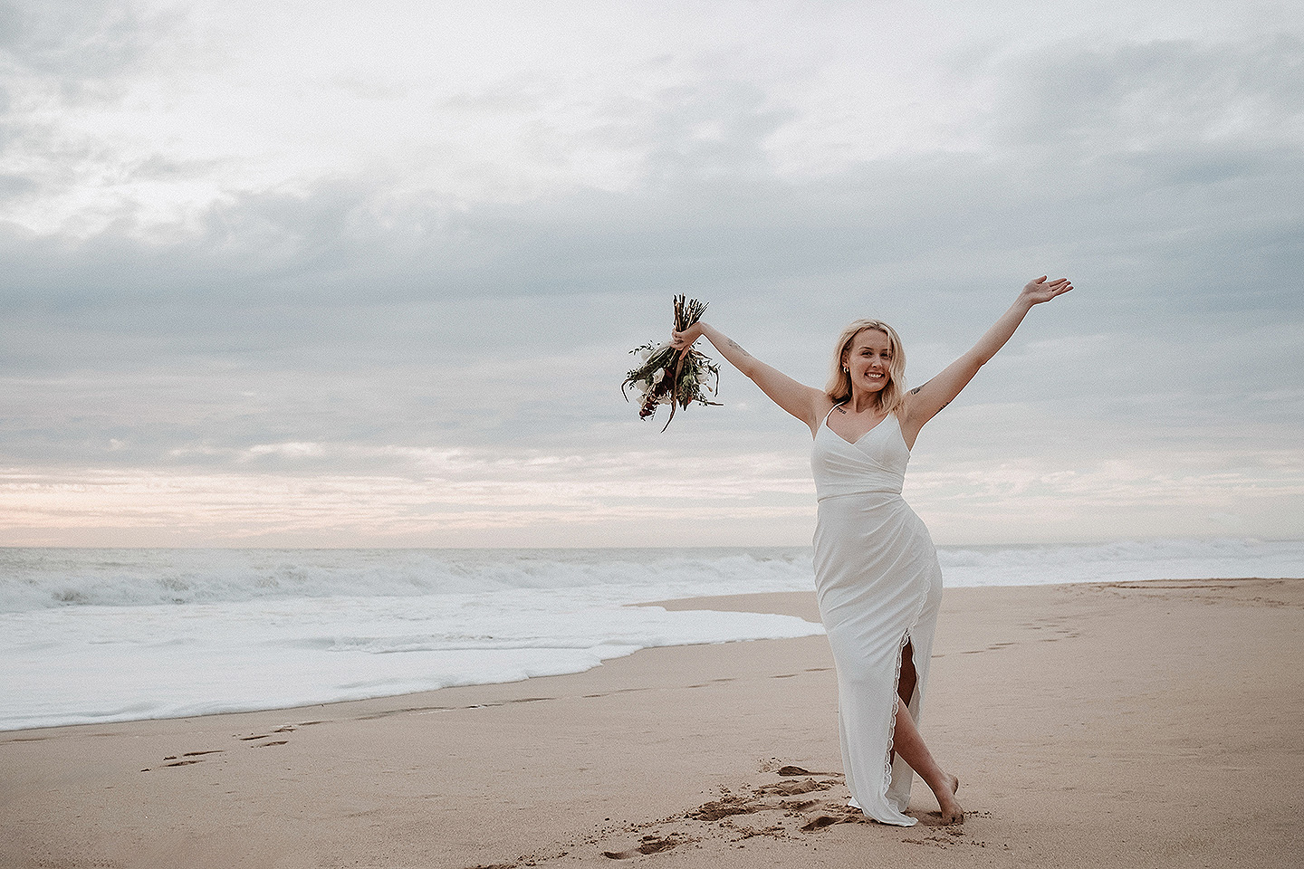 Boda de Rita y Ayden en Mazatlán – Sesión de Compromiso en Playa. Una emotiva propuesta de matrimonio capturada en las hermosas playas de Mazatlán, Sinaloa. Documentamos cada instante de esta sorpresa romántica, desde el momento de la entrega del anillo hasta las expresiones de felicidad, abrazos y caminatas junto al mar. Una sesión de compromiso llena de emociones auténticas, realizada durante el atardecer para aprovechar la mejor luz natural y crear recuerdos inolvidables.