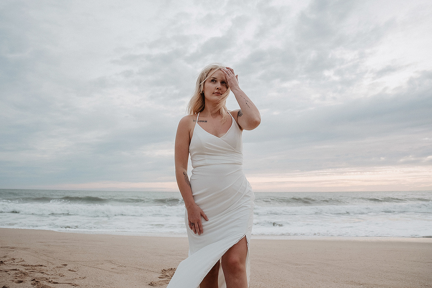 Boda de Rita y Ayden en Mazatlán – Sesión de Compromiso en Playa. Una emotiva propuesta de matrimonio capturada en las hermosas playas de Mazatlán, Sinaloa. Documentamos cada instante de esta sorpresa romántica, desde el momento de la entrega del anillo hasta las expresiones de felicidad, abrazos y caminatas junto al mar. Una sesión de compromiso llena de emociones auténticas, realizada durante el atardecer para aprovechar la mejor luz natural y crear recuerdos inolvidables.