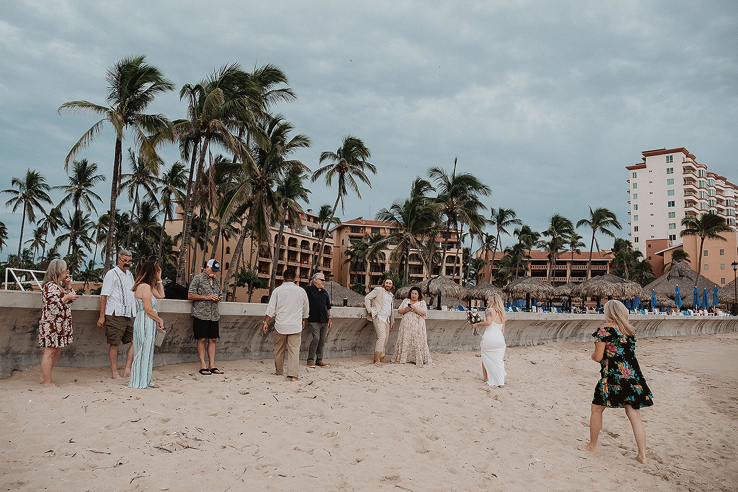 Boda de Rita y Ayden en Mazatlán – Sesión de Compromiso en Playa. Una emotiva propuesta de matrimonio capturada en las hermosas playas de Mazatlán, Sinaloa. Documentamos cada instante de esta sorpresa romántica, desde el momento de la entrega del anillo hasta las expresiones de felicidad, abrazos y caminatas junto al mar. Una sesión de compromiso llena de emociones auténticas, realizada durante el atardecer para aprovechar la mejor luz natural y crear recuerdos inolvidables.