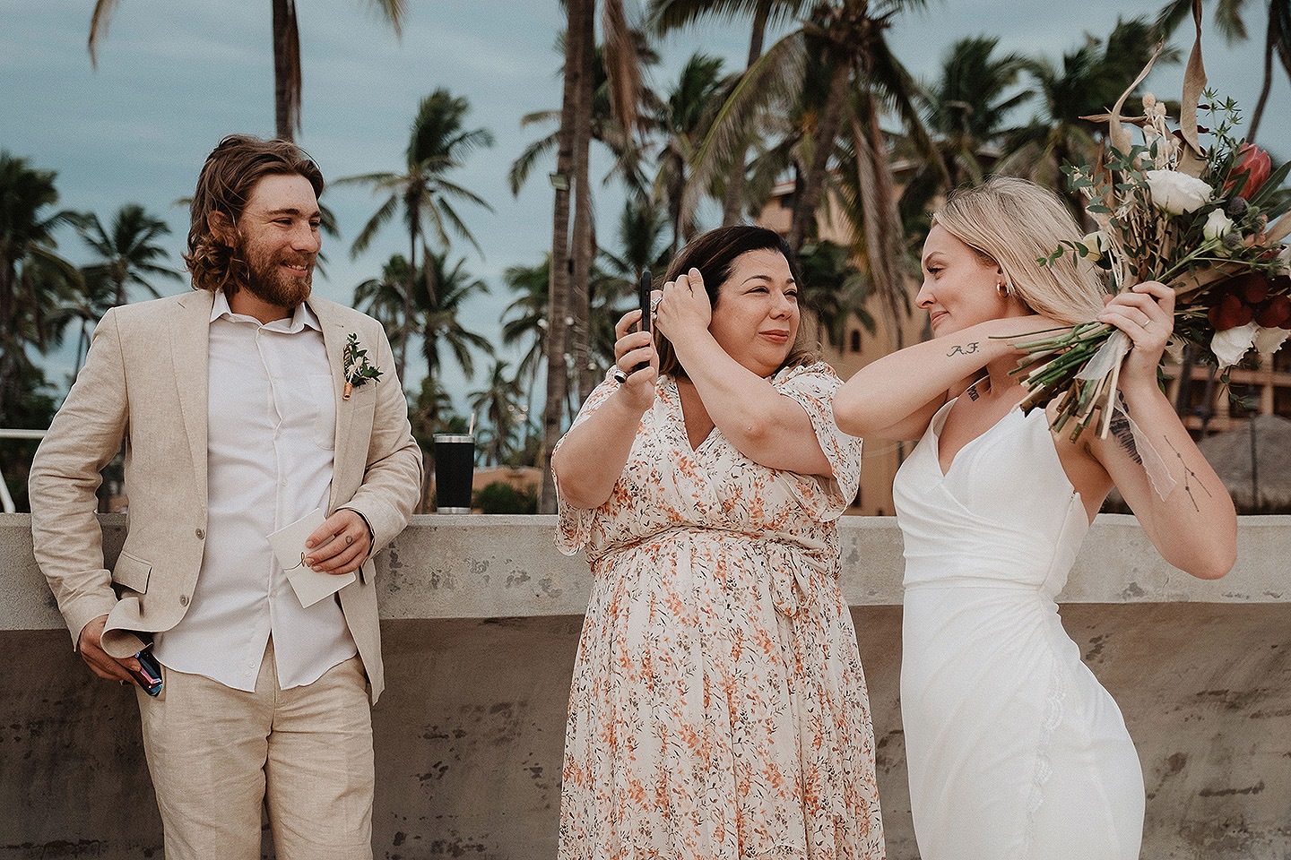Boda de Rita y Ayden en Mazatlán – Sesión de Compromiso en Playa. Una emotiva propuesta de matrimonio capturada en las hermosas playas de Mazatlán, Sinaloa. Documentamos cada instante de esta sorpresa romántica, desde el momento de la entrega del anillo hasta las expresiones de felicidad, abrazos y caminatas junto al mar. Una sesión de compromiso llena de emociones auténticas, realizada durante el atardecer para aprovechar la mejor luz natural y crear recuerdos inolvidables.