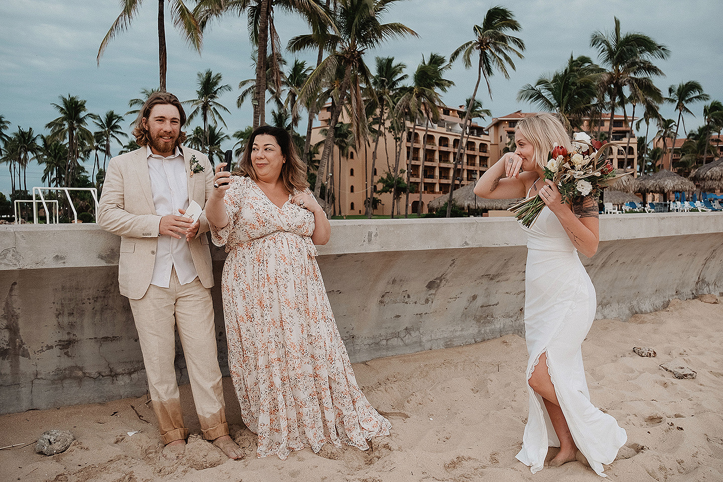 Boda de Rita y Ayden en Mazatlán – Sesión de Compromiso en Playa. Una emotiva propuesta de matrimonio capturada en las hermosas playas de Mazatlán, Sinaloa. Documentamos cada instante de esta sorpresa romántica, desde el momento de la entrega del anillo hasta las expresiones de felicidad, abrazos y caminatas junto al mar. Una sesión de compromiso llena de emociones auténticas, realizada durante el atardecer para aprovechar la mejor luz natural y crear recuerdos inolvidables.