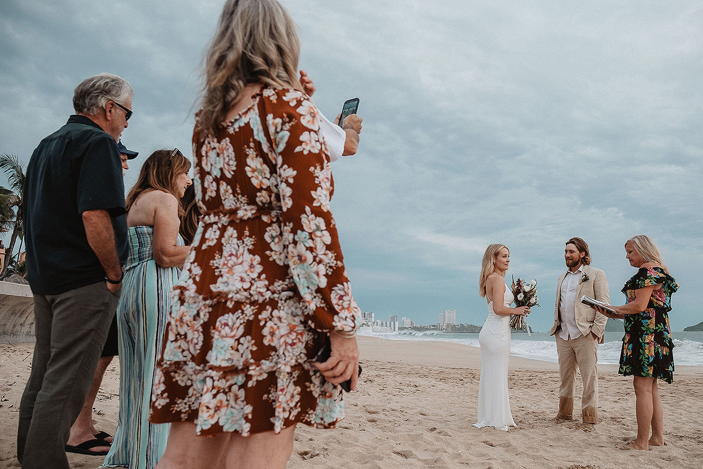 Boda de Rita y Ayden en Mazatlán – Sesión de Compromiso en Playa. Una emotiva propuesta de matrimonio capturada en las hermosas playas de Mazatlán, Sinaloa. Documentamos cada instante de esta sorpresa romántica, desde el momento de la entrega del anillo hasta las expresiones de felicidad, abrazos y caminatas junto al mar. Una sesión de compromiso llena de emociones auténticas, realizada durante el atardecer para aprovechar la mejor luz natural y crear recuerdos inolvidables.