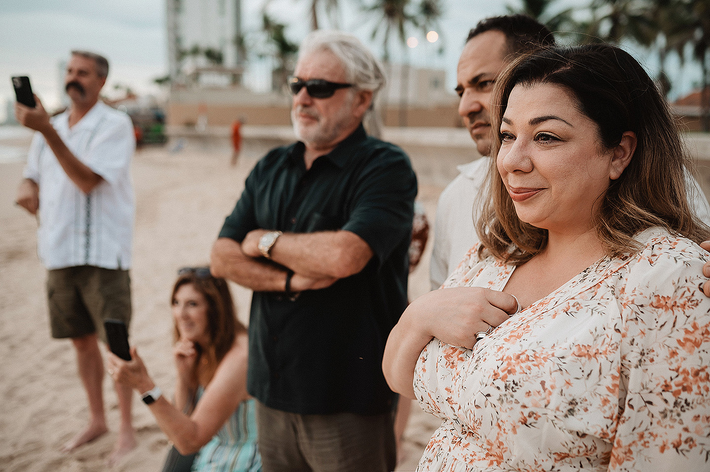 Boda de Rita y Ayden en Mazatlán – Sesión de Compromiso en Playa. Una emotiva propuesta de matrimonio capturada en las hermosas playas de Mazatlán, Sinaloa. Documentamos cada instante de esta sorpresa romántica, desde el momento de la entrega del anillo hasta las expresiones de felicidad, abrazos y caminatas junto al mar. Una sesión de compromiso llena de emociones auténticas, realizada durante el atardecer para aprovechar la mejor luz natural y crear recuerdos inolvidables.