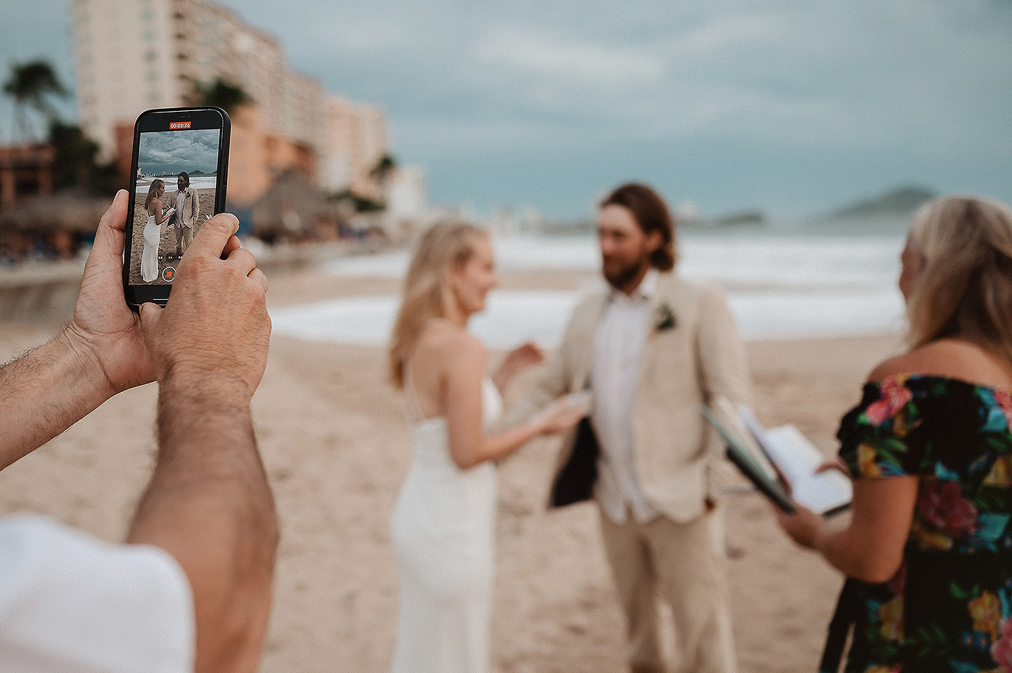 Boda de Rita y Ayden en Mazatlán – Sesión de Compromiso en Playa. Una emotiva propuesta de matrimonio capturada en las hermosas playas de Mazatlán, Sinaloa. Documentamos cada instante de esta sorpresa romántica, desde el momento de la entrega del anillo hasta las expresiones de felicidad, abrazos y caminatas junto al mar. Una sesión de compromiso llena de emociones auténticas, realizada durante el atardecer para aprovechar la mejor luz natural y crear recuerdos inolvidables.