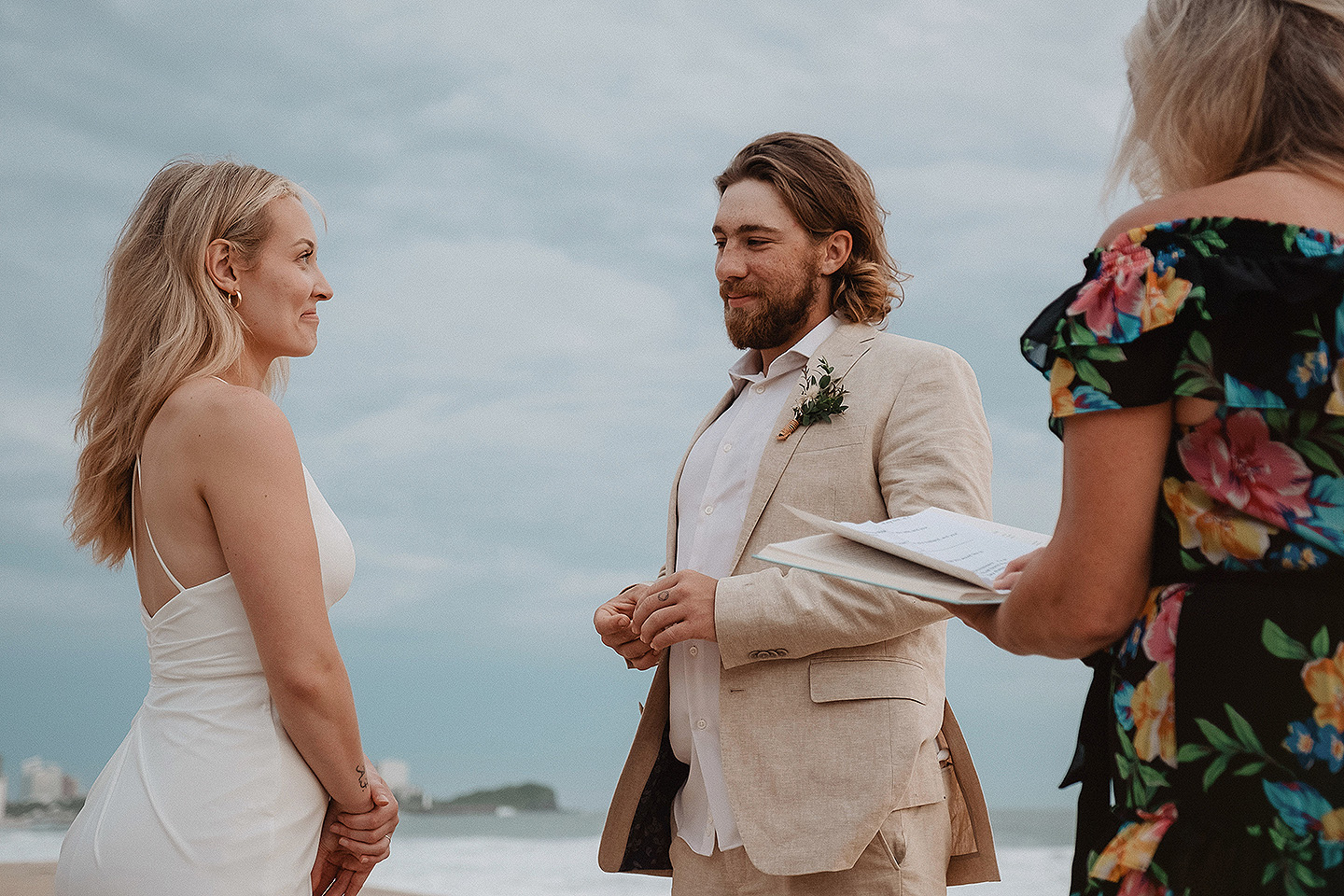 Boda de Rita y Ayden en Mazatlán – Sesión de Compromiso en Playa. Una emotiva propuesta de matrimonio capturada en las hermosas playas de Mazatlán, Sinaloa. Documentamos cada instante de esta sorpresa romántica, desde el momento de la entrega del anillo hasta las expresiones de felicidad, abrazos y caminatas junto al mar. Una sesión de compromiso llena de emociones auténticas, realizada durante el atardecer para aprovechar la mejor luz natural y crear recuerdos inolvidables.