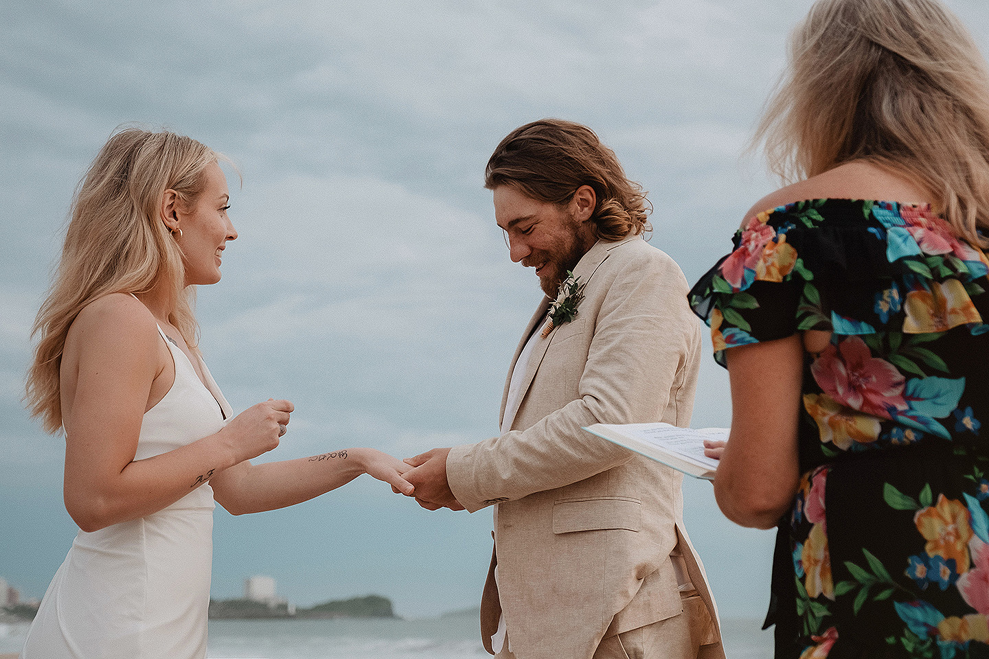 Boda de Rita y Ayden en Mazatlán – Sesión de Compromiso en Playa. Una emotiva propuesta de matrimonio capturada en las hermosas playas de Mazatlán, Sinaloa. Documentamos cada instante de esta sorpresa romántica, desde el momento de la entrega del anillo hasta las expresiones de felicidad, abrazos y caminatas junto al mar. Una sesión de compromiso llena de emociones auténticas, realizada durante el atardecer para aprovechar la mejor luz natural y crear recuerdos inolvidables.