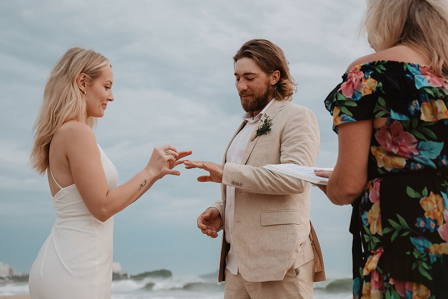 Boda de Rita y Ayden en Mazatlán – Sesión de Compromiso en Playa. Una emotiva propuesta de matrimonio capturada en las hermosas playas de Mazatlán, Sinaloa. Documentamos cada instante de esta sorpresa romántica, desde el momento de la entrega del anillo hasta las expresiones de felicidad, abrazos y caminatas junto al mar. Una sesión de compromiso llena de emociones auténticas, realizada durante el atardecer para aprovechar la mejor luz natural y crear recuerdos inolvidables.
