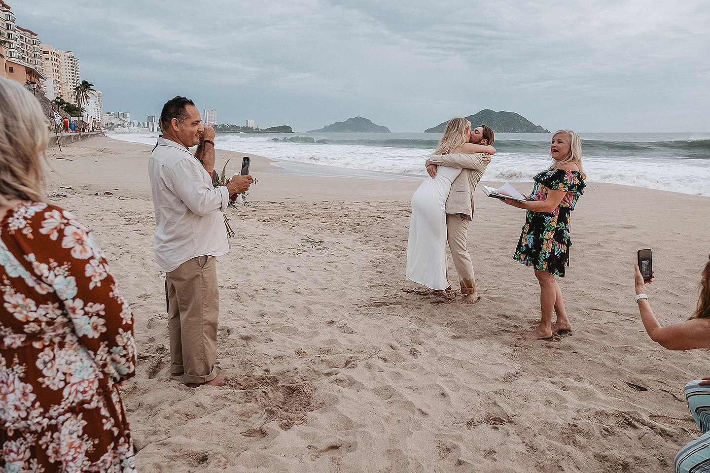 Boda de Rita y Ayden en Mazatlán – Sesión de Compromiso en Playa. Una emotiva propuesta de matrimonio capturada en las hermosas playas de Mazatlán, Sinaloa. Documentamos cada instante de esta sorpresa romántica, desde el momento de la entrega del anillo hasta las expresiones de felicidad, abrazos y caminatas junto al mar. Una sesión de compromiso llena de emociones auténticas, realizada durante el atardecer para aprovechar la mejor luz natural y crear recuerdos inolvidables.
