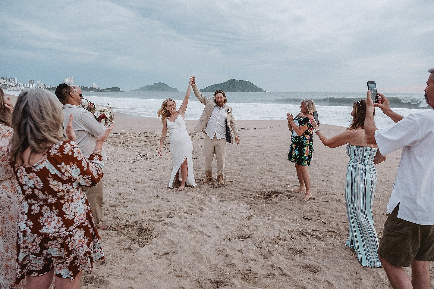 Boda de Rita y Ayden en Mazatlán – Sesión de Compromiso en Playa. Una emotiva propuesta de matrimonio capturada en las hermosas playas de Mazatlán, Sinaloa. Documentamos cada instante de esta sorpresa romántica, desde el momento de la entrega del anillo hasta las expresiones de felicidad, abrazos y caminatas junto al mar. Una sesión de compromiso llena de emociones auténticas, realizada durante el atardecer para aprovechar la mejor luz natural y crear recuerdos inolvidables.