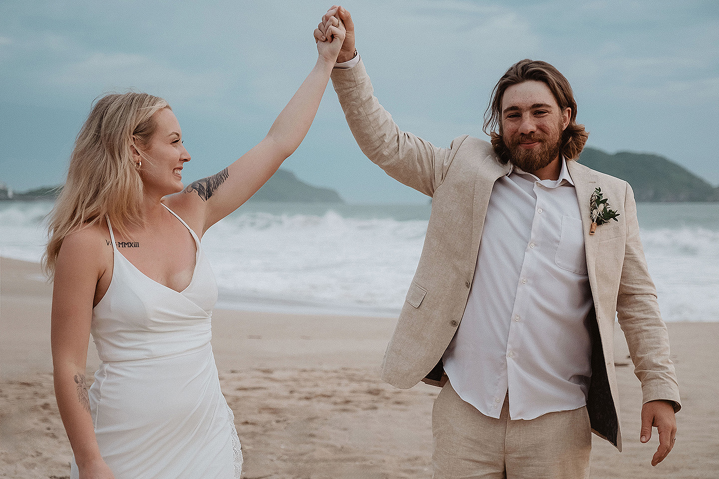 Boda de Rita y Ayden en Mazatlán – Sesión de Compromiso en Playa. Una emotiva propuesta de matrimonio capturada en las hermosas playas de Mazatlán, Sinaloa. Documentamos cada instante de esta sorpresa romántica, desde el momento de la entrega del anillo hasta las expresiones de felicidad, abrazos y caminatas junto al mar. Una sesión de compromiso llena de emociones auténticas, realizada durante el atardecer para aprovechar la mejor luz natural y crear recuerdos inolvidables.