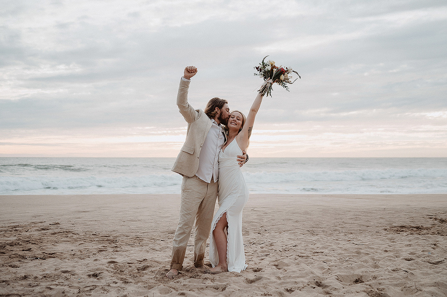 Boda de Rita y Ayden en Mazatlán – Sesión de Compromiso en Playa. Una emotiva propuesta de matrimonio capturada en las hermosas playas de Mazatlán, Sinaloa. Documentamos cada instante de esta sorpresa romántica, desde el momento de la entrega del anillo hasta las expresiones de felicidad, abrazos y caminatas junto al mar. Una sesión de compromiso llena de emociones auténticas, realizada durante el atardecer para aprovechar la mejor luz natural y crear recuerdos inolvidables.