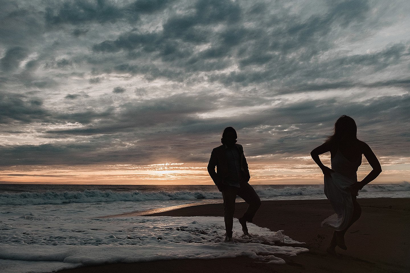 Boda de Rita y Ayden en Mazatlán – Sesión de Compromiso en Playa. Una emotiva propuesta de matrimonio capturada en las hermosas playas de Mazatlán, Sinaloa. Documentamos cada instante de esta sorpresa romántica, desde el momento de la entrega del anillo hasta las expresiones de felicidad, abrazos y caminatas junto al mar. Una sesión de compromiso llena de emociones auténticas, realizada durante el atardecer para aprovechar la mejor luz natural y crear recuerdos inolvidables.