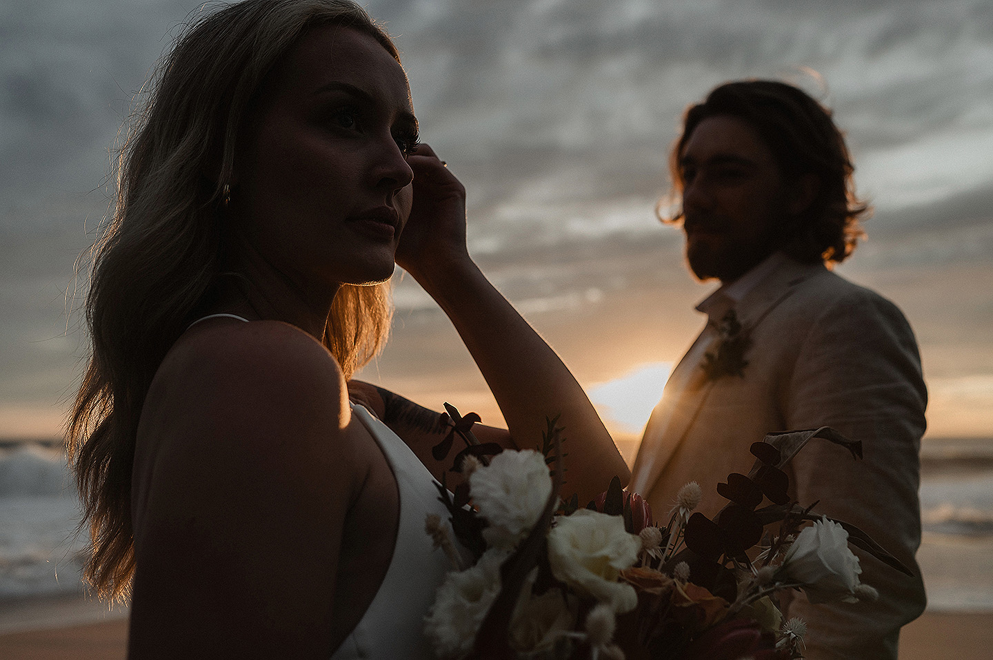 Boda de Rita y Ayden en Mazatlán – Sesión de Compromiso en Playa. Una emotiva propuesta de matrimonio capturada en las hermosas playas de Mazatlán, Sinaloa. Documentamos cada instante de esta sorpresa romántica, desde el momento de la entrega del anillo hasta las expresiones de felicidad, abrazos y caminatas junto al mar. Una sesión de compromiso llena de emociones auténticas, realizada durante el atardecer para aprovechar la mejor luz natural y crear recuerdos inolvidables.
