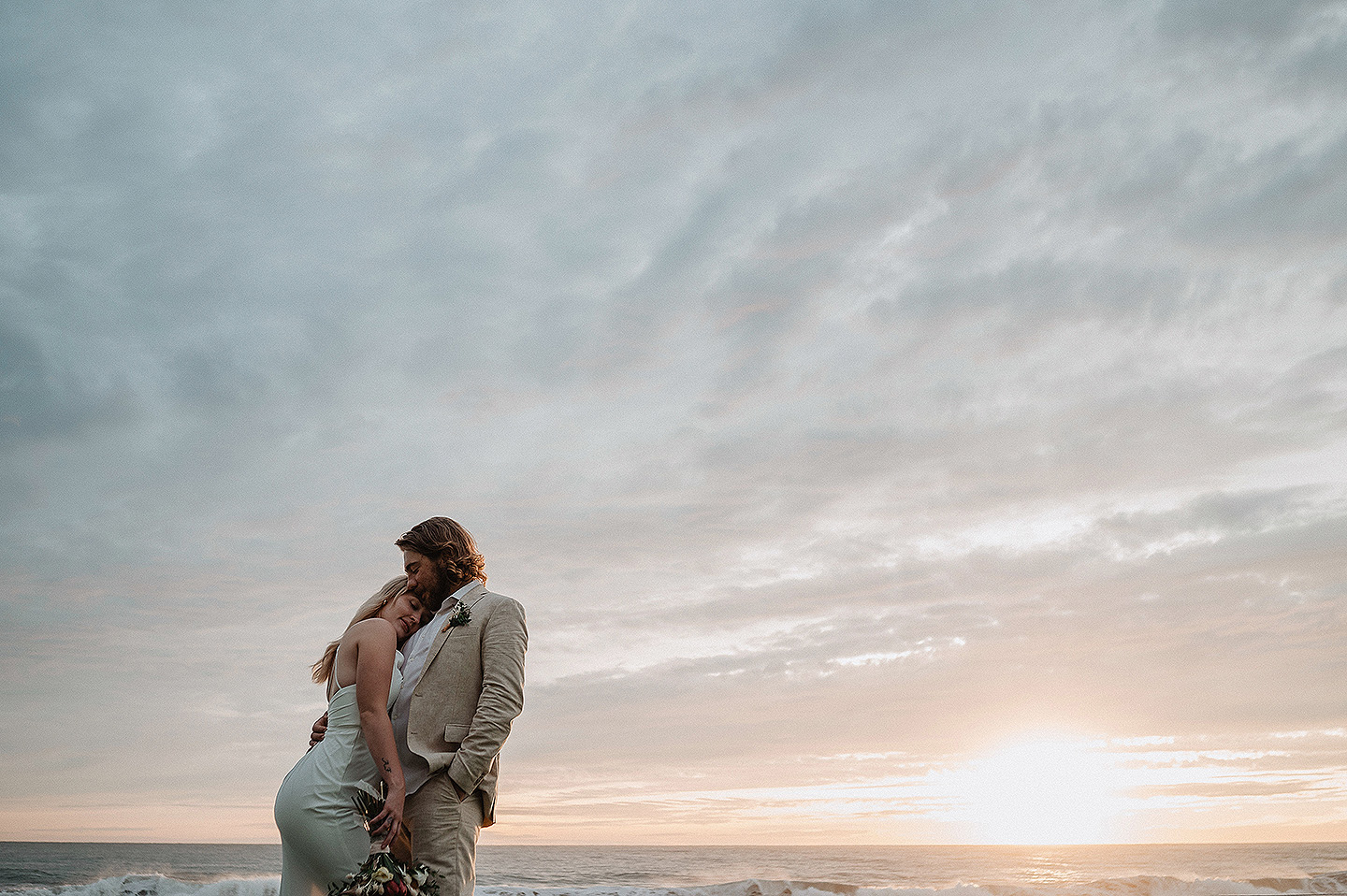 Boda de Rita y Ayden en Mazatlán – Sesión de Compromiso en Playa. Una emotiva propuesta de matrimonio capturada en las hermosas playas de Mazatlán, Sinaloa. Documentamos cada instante de esta sorpresa romántica, desde el momento de la entrega del anillo hasta las expresiones de felicidad, abrazos y caminatas junto al mar. Una sesión de compromiso llena de emociones auténticas, realizada durante el atardecer para aprovechar la mejor luz natural y crear recuerdos inolvidables.