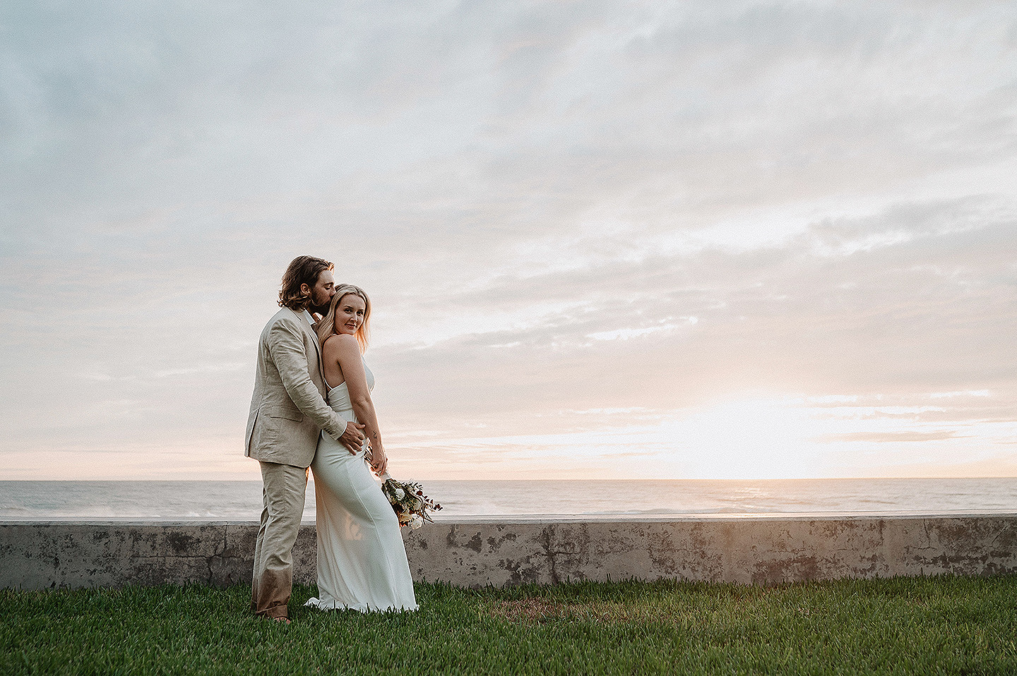 Boda de Rita y Ayden en Mazatlán – Sesión de Compromiso en Playa. Una emotiva propuesta de matrimonio capturada en las hermosas playas de Mazatlán, Sinaloa. Documentamos cada instante de esta sorpresa romántica, desde el momento de la entrega del anillo hasta las expresiones de felicidad, abrazos y caminatas junto al mar. Una sesión de compromiso llena de emociones auténticas, realizada durante el atardecer para aprovechar la mejor luz natural y crear recuerdos inolvidables.