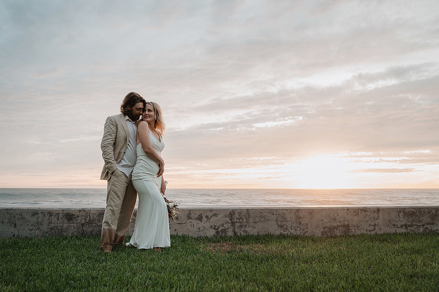 Boda de Rita y Ayden en Mazatlán – Sesión de Compromiso en Playa. Una emotiva propuesta de matrimonio capturada en las hermosas playas de Mazatlán, Sinaloa. Documentamos cada instante de esta sorpresa romántica, desde el momento de la entrega del anillo hasta las expresiones de felicidad, abrazos y caminatas junto al mar. Una sesión de compromiso llena de emociones auténticas, realizada durante el atardecer para aprovechar la mejor luz natural y crear recuerdos inolvidables.