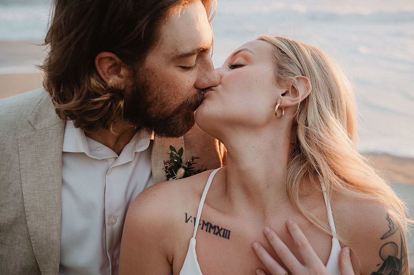 Boda de Rita y Ayden en Mazatlán – Sesión de Compromiso en Playa. Una emotiva propuesta de matrimonio capturada en las hermosas playas de Mazatlán, Sinaloa. Documentamos cada instante de esta sorpresa romántica, desde el momento de la entrega del anillo hasta las expresiones de felicidad, abrazos y caminatas junto al mar. Una sesión de compromiso llena de emociones auténticas, realizada durante el atardecer para aprovechar la mejor luz natural y crear recuerdos inolvidables.