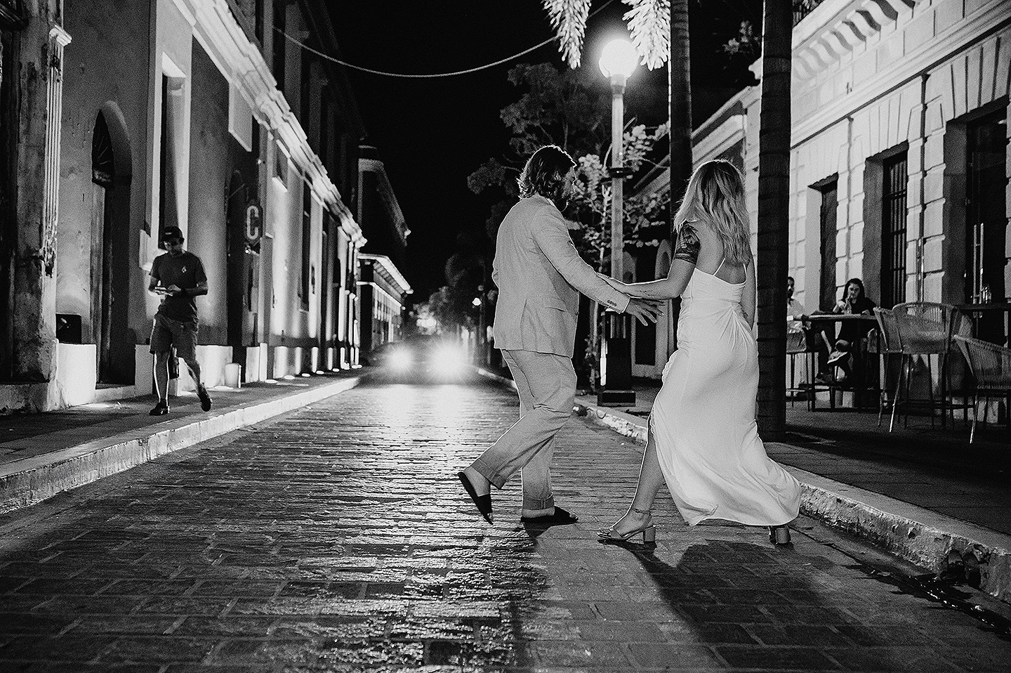 Boda de Rita y Ayden en Mazatlán – Sesión de Compromiso en Playa. Una emotiva propuesta de matrimonio capturada en las hermosas playas de Mazatlán, Sinaloa. Documentamos cada instante de esta sorpresa romántica, desde el momento de la entrega del anillo hasta las expresiones de felicidad, abrazos y caminatas junto al mar. Una sesión de compromiso llena de emociones auténticas, realizada durante el atardecer para aprovechar la mejor luz natural y crear recuerdos inolvidables.