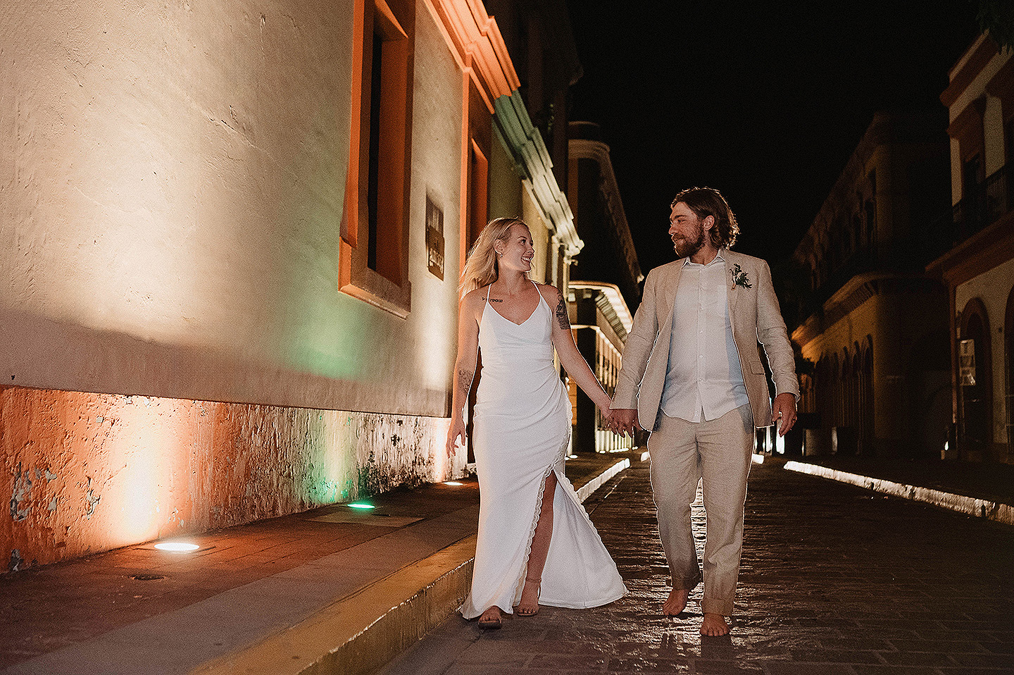 Boda de Rita y Ayden en Mazatlán – Sesión de Compromiso en Playa. Una emotiva propuesta de matrimonio capturada en las hermosas playas de Mazatlán, Sinaloa. Documentamos cada instante de esta sorpresa romántica, desde el momento de la entrega del anillo hasta las expresiones de felicidad, abrazos y caminatas junto al mar. Una sesión de compromiso llena de emociones auténticas, realizada durante el atardecer para aprovechar la mejor luz natural y crear recuerdos inolvidables.