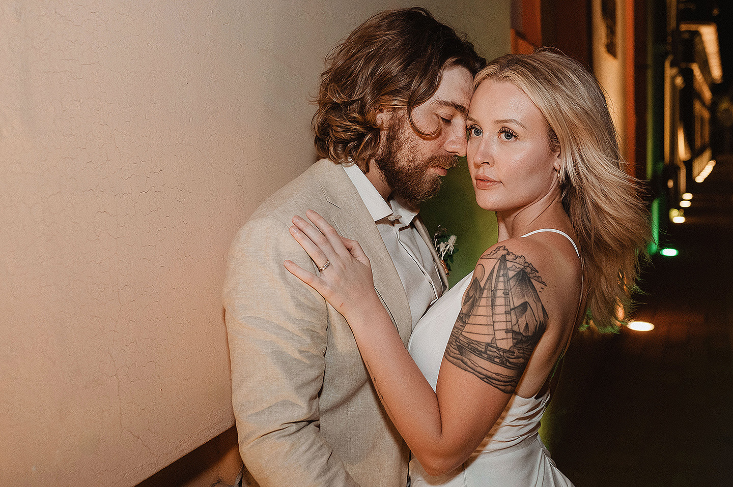 Boda de Rita y Ayden en Mazatlán – Sesión de Compromiso en Playa. Una emotiva propuesta de matrimonio capturada en las hermosas playas de Mazatlán, Sinaloa. Documentamos cada instante de esta sorpresa romántica, desde el momento de la entrega del anillo hasta las expresiones de felicidad, abrazos y caminatas junto al mar. Una sesión de compromiso llena de emociones auténticas, realizada durante el atardecer para aprovechar la mejor luz natural y crear recuerdos inolvidables.