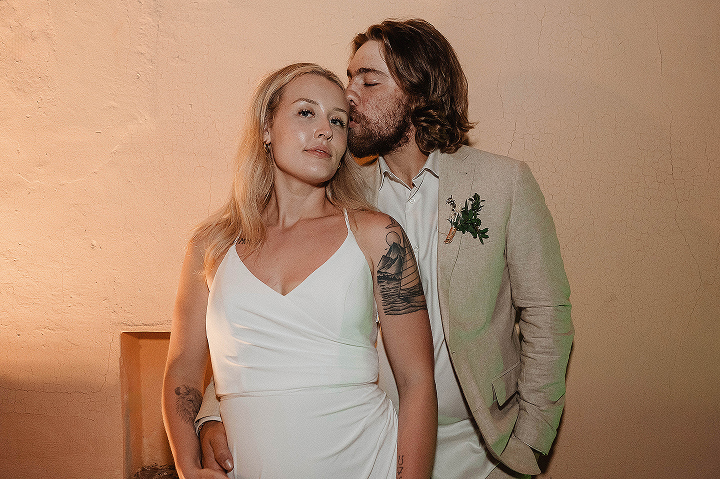 Boda de Rita y Ayden en Mazatlán – Sesión de Compromiso en Playa. Una emotiva propuesta de matrimonio capturada en las hermosas playas de Mazatlán, Sinaloa. Documentamos cada instante de esta sorpresa romántica, desde el momento de la entrega del anillo hasta las expresiones de felicidad, abrazos y caminatas junto al mar. Una sesión de compromiso llena de emociones auténticas, realizada durante el atardecer para aprovechar la mejor luz natural y crear recuerdos inolvidables.