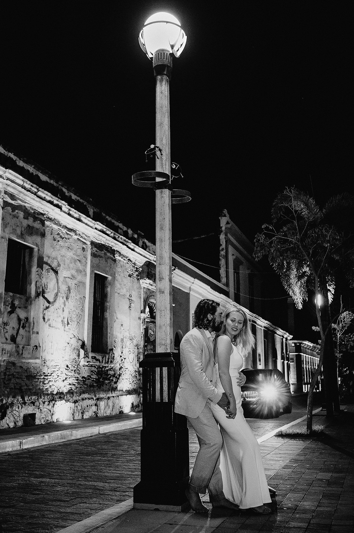 Boda de Rita y Ayden en Mazatlán – Sesión de Compromiso en Playa. Una emotiva propuesta de matrimonio capturada en las hermosas playas de Mazatlán, Sinaloa. Documentamos cada instante de esta sorpresa romántica, desde el momento de la entrega del anillo hasta las expresiones de felicidad, abrazos y caminatas junto al mar. Una sesión de compromiso llena de emociones auténticas, realizada durante el atardecer para aprovechar la mejor luz natural y crear recuerdos inolvidables.