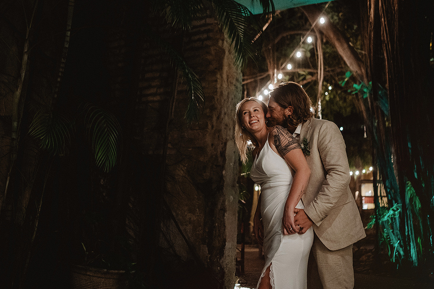 Boda de Rita y Ayden en Mazatlán – Sesión de Compromiso en Playa. Una emotiva propuesta de matrimonio capturada en las hermosas playas de Mazatlán, Sinaloa. Documentamos cada instante de esta sorpresa romántica, desde el momento de la entrega del anillo hasta las expresiones de felicidad, abrazos y caminatas junto al mar. Una sesión de compromiso llena de emociones auténticas, realizada durante el atardecer para aprovechar la mejor luz natural y crear recuerdos inolvidables.