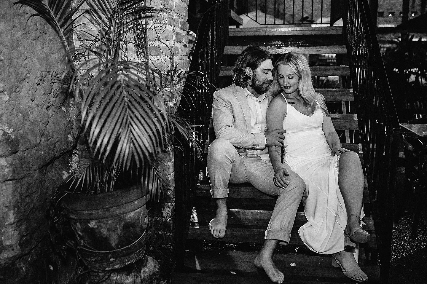 Boda de Rita y Ayden en Mazatlán – Sesión de Compromiso en Playa. Una emotiva propuesta de matrimonio capturada en las hermosas playas de Mazatlán, Sinaloa. Documentamos cada instante de esta sorpresa romántica, desde el momento de la entrega del anillo hasta las expresiones de felicidad, abrazos y caminatas junto al mar. Una sesión de compromiso llena de emociones auténticas, realizada durante el atardecer para aprovechar la mejor luz natural y crear recuerdos inolvidables.