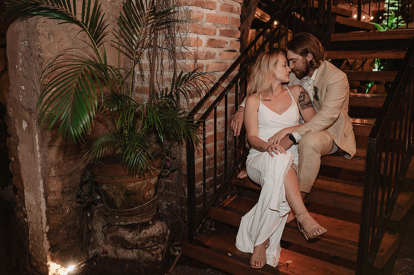 Boda de Rita y Ayden en Mazatlán – Sesión de Compromiso en Playa. Una emotiva propuesta de matrimonio capturada en las hermosas playas de Mazatlán, Sinaloa. Documentamos cada instante de esta sorpresa romántica, desde el momento de la entrega del anillo hasta las expresiones de felicidad, abrazos y caminatas junto al mar. Una sesión de compromiso llena de emociones auténticas, realizada durante el atardecer para aprovechar la mejor luz natural y crear recuerdos inolvidables.