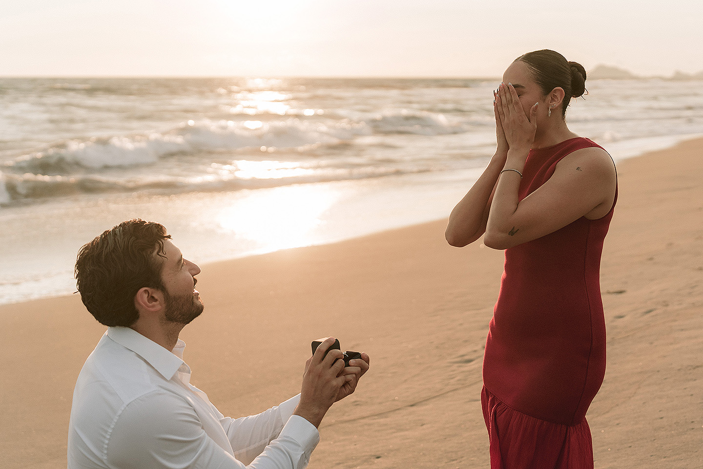 Momento muy emotivo de amor cuando Carolina no puede creer que Carlos le pida matrimonio en las playas de mazatlan.