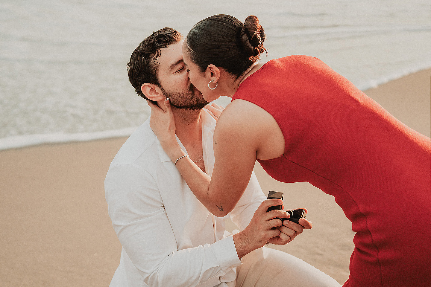 Carolina besa a Carlos durante el proposal en las playas de Mazatlán.