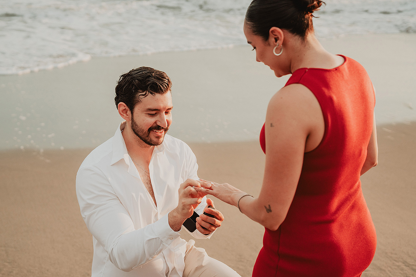 Carolina dice si a la propuesta de Carlos y le pone el anillo en la seison en las  playas de mazatlan.
