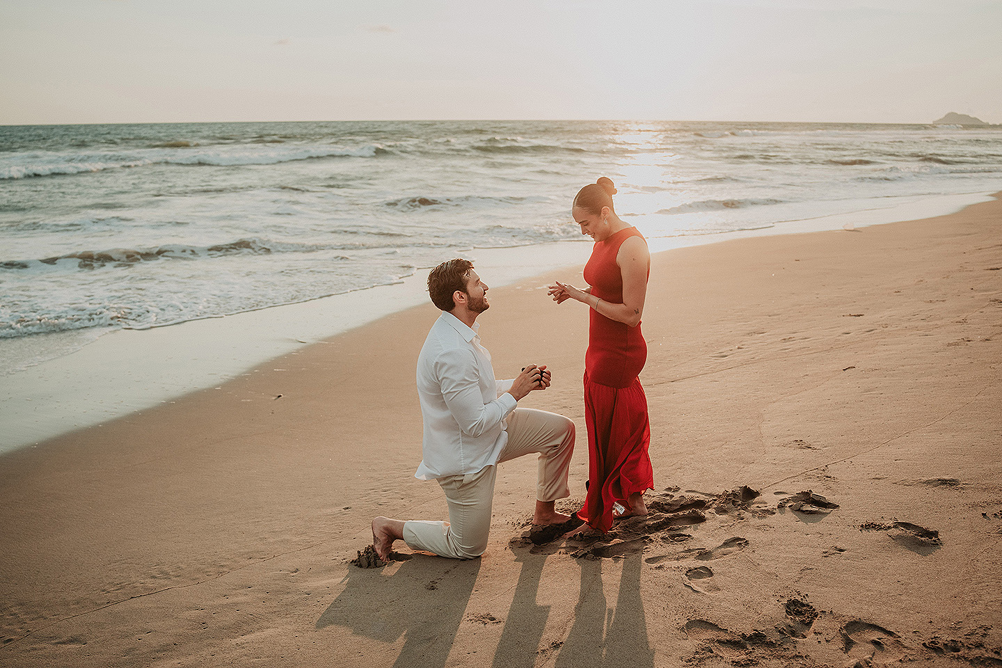 Carolina ve el anillo puesto despues de haber dicho que si a la propuesta de carlos en las playas de mazatlan.